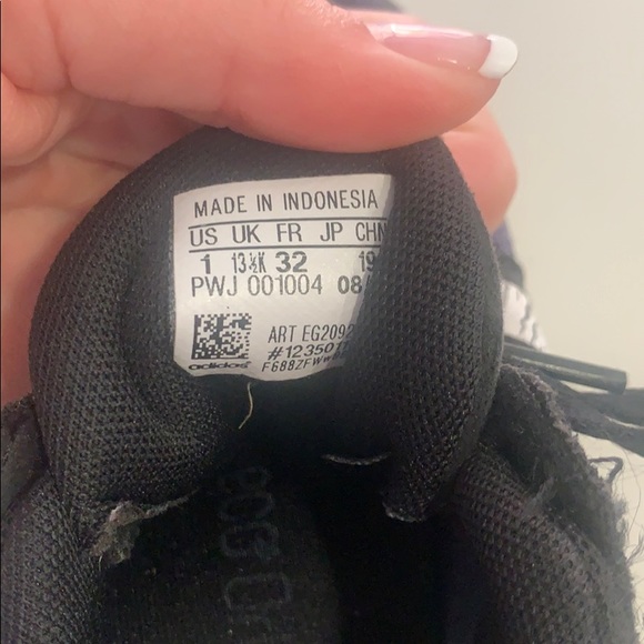 Kids adidas shoes size 1 - Picture 4 of 4